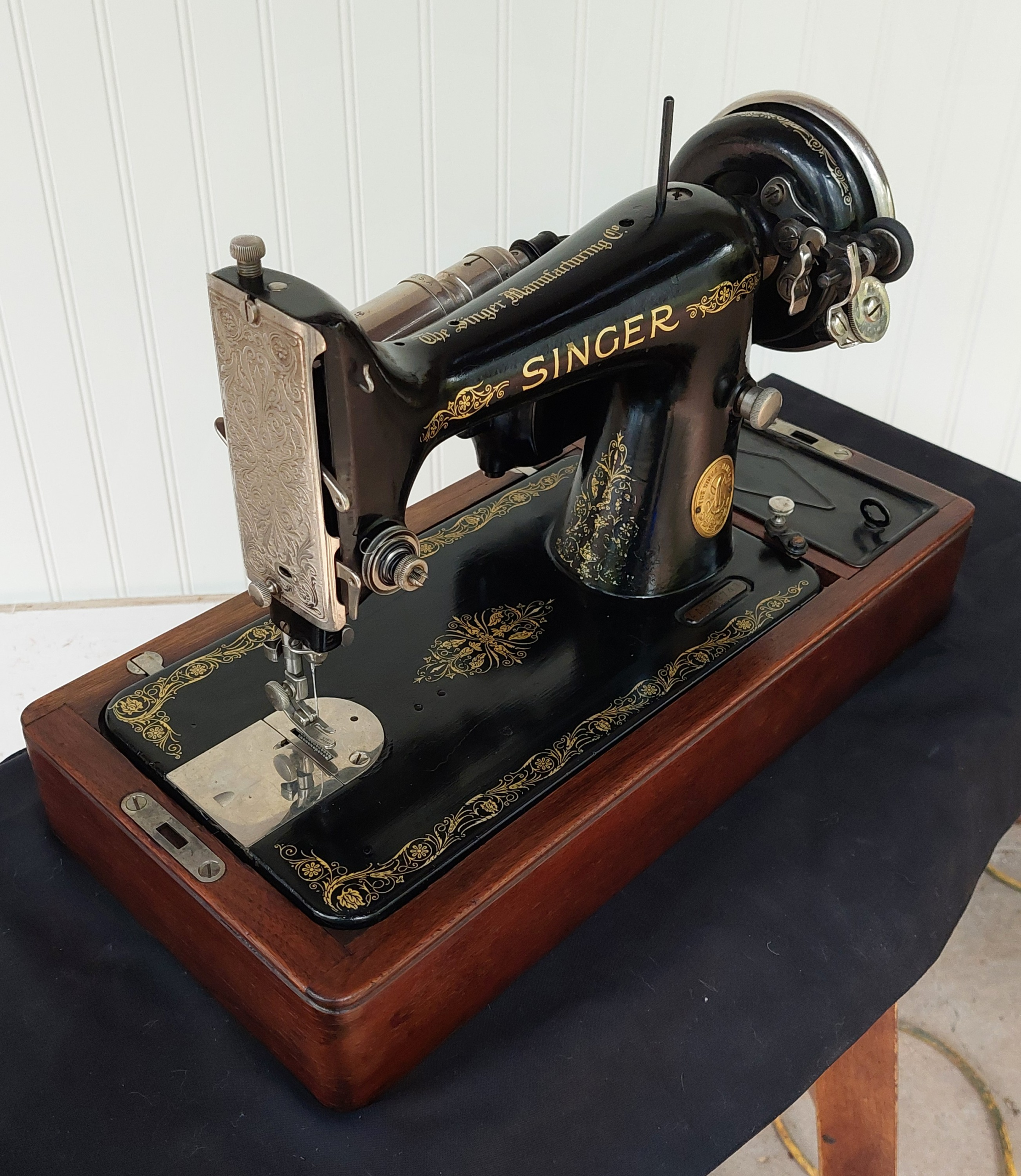 1926 Singer 99 sewing machine with bentwood case